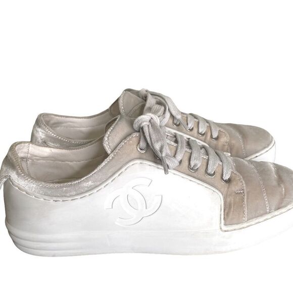 CHANEL White Interlocking CC Logo Trainers With Lux Velvet Gray Cap Toe Size 6.5 - Picture 1 of 17